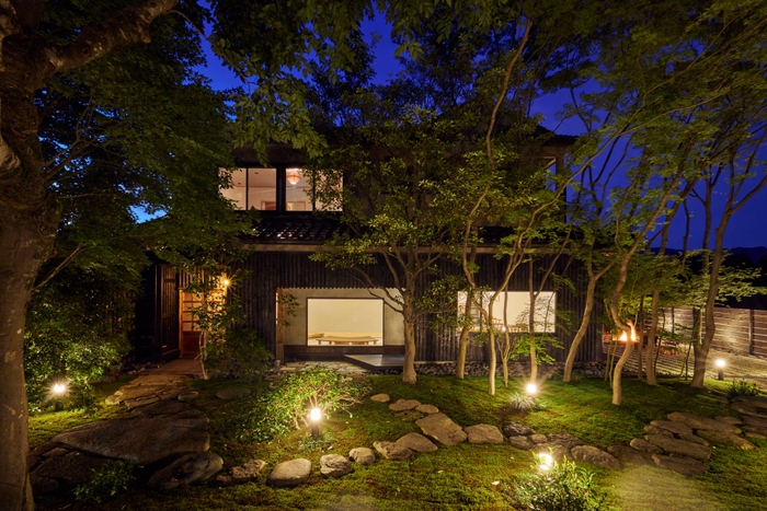 ライトアップされたモダン空間