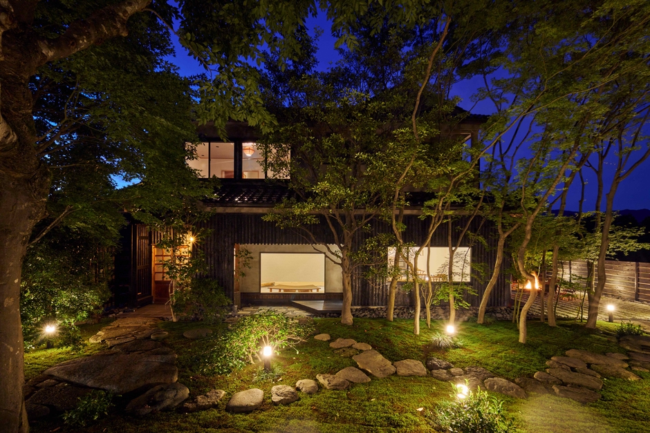 ライトアップされたモダン空間