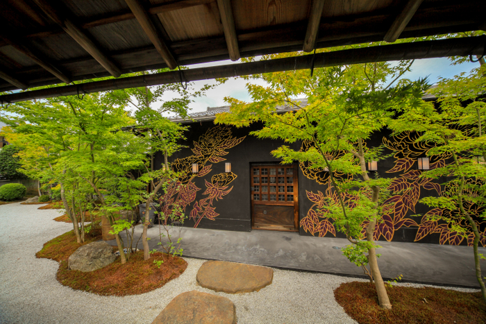 敷地内に日本庭園を持つ「eXcafe京都嵐山本店」
