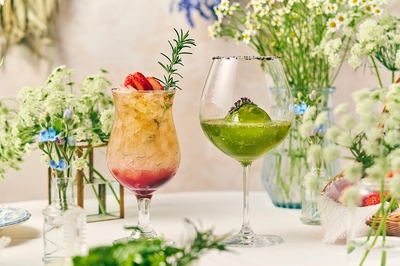 カクテルドリンク(左)Refreshing Berry(右)Japonesque Garden