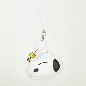 シンプルなお顔がキュートなスヌーピーのPUレザーストラップキーホルダー。バッグに付けるとその存在感がインパクト大。