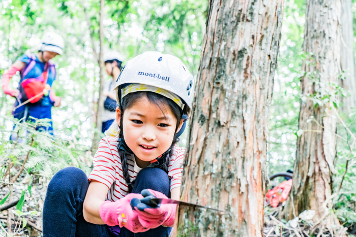 親子で森へ入って木こり体験
