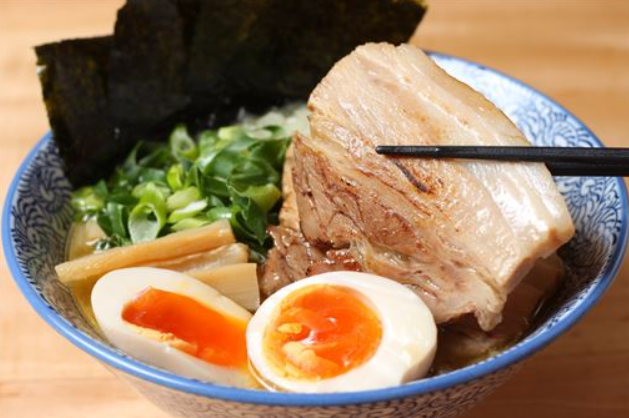 中軽井沢駅から徒歩5分!軽井沢・濃厚ラーメンといえばココ!北海道産小麦を使用したコシのある麺が特徴の『麺道楽 神楽や』の情報をFindグルメで公開!