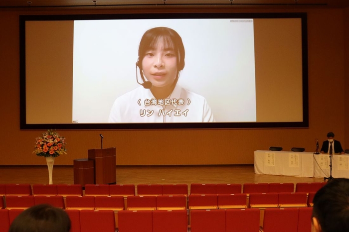 「私の夢」についてスピーチする林さん