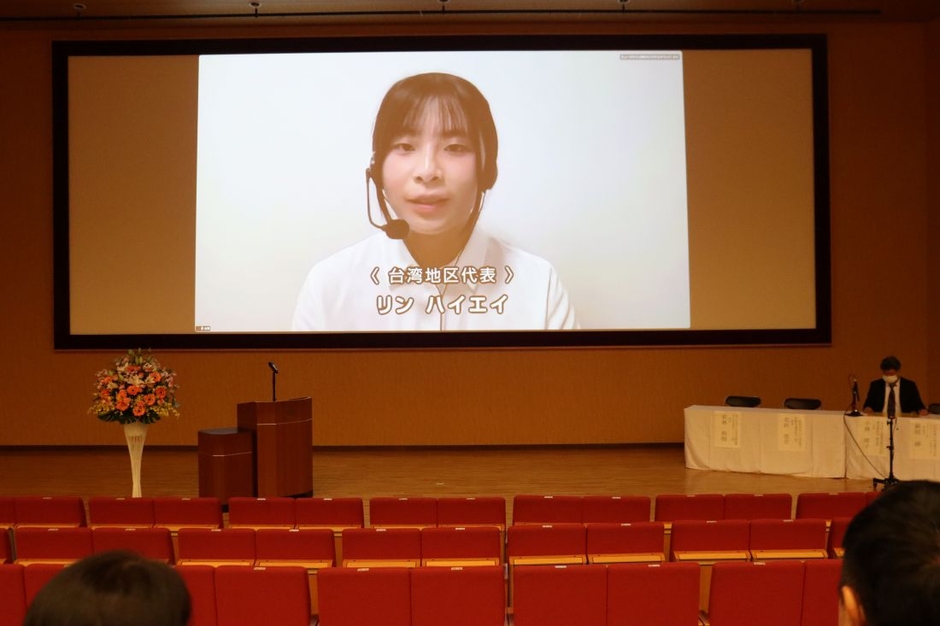 「私の夢」についてスピーチする林さん