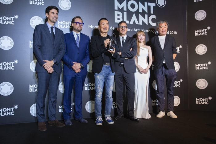 (左より)モンブランジャパンCEO シャルル・ラングロワ/モンブラン文化財団チェアマン ティル・フェルラス/中野善壽氏/チェアマン サム・バルダウル/サラ・オレイン氏/隈研吾氏