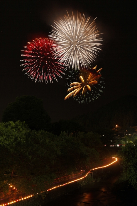 万灯と打ち上げ花火1