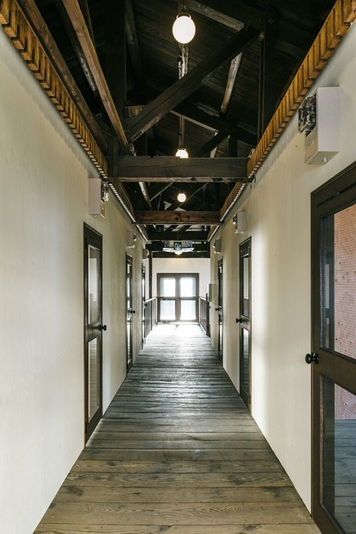 かつて学校施設であったことのメタファーとして中廊下型で計画