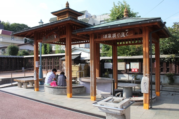 「あつ湯」と「ぬる湯」、更には「ペットの湯」まである『鶴の足湯』は観光客に大人気スポット!