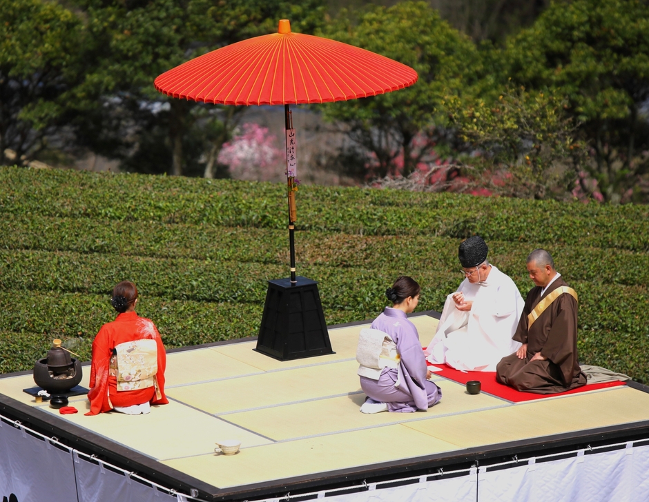 松井製茶(五木村)さんの茶畑にて。五木阿蘇神社・尾方智宮司(左)と栄立寺・村井信照住職