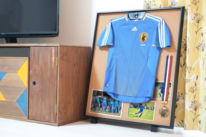 記念ユニフォーム額 床置き