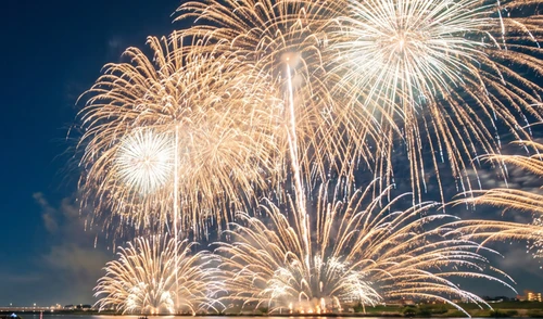 西日本最大級25,000発の花火が46分間で一気に打ち上がる！
大迫力の花火ショーを観覧席から楽しむ
「高石超花火2026」日帰りプレミアムバスツアー