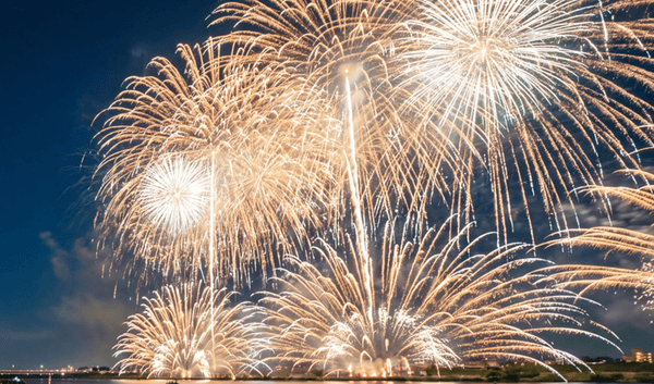 25,000発の花火が46分間で一気に打ちあがる
西日本最大級の花火ショー
「高石超花火2026」を観覧席から楽しむ日帰りプレミアムバスツアー