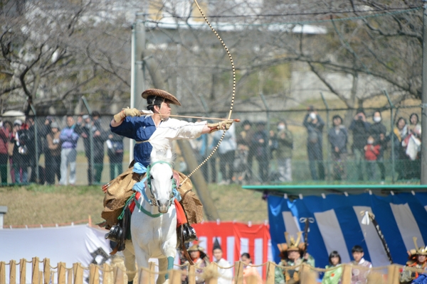 古式に則った装束を身にまとい、馬上から矢を放つ流鏑馬の様子。720年ほど前にこの地で行われていた神事が、地域の手によって現代によみがえる。