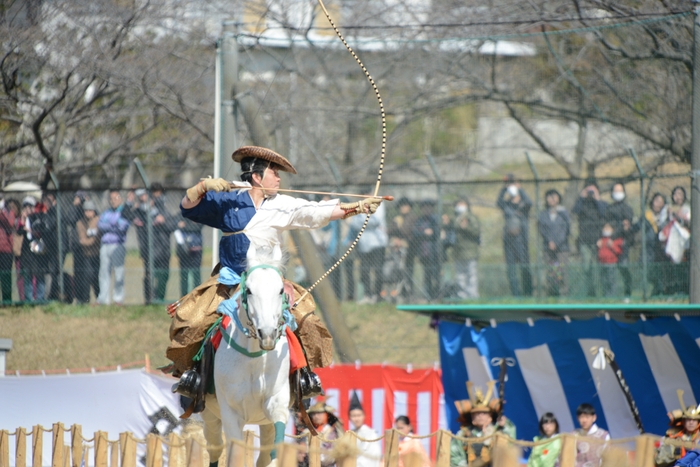 古式に則った装束を身にまとい、馬上から矢を放つ流鏑馬の様子。720年ほど前にこの地で行われていた神事が、地域の手によって現代によみがえる。