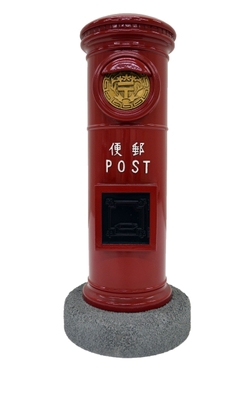 1912年に採用された丸形庇付ポスト(模型)(郵政博物館提供)