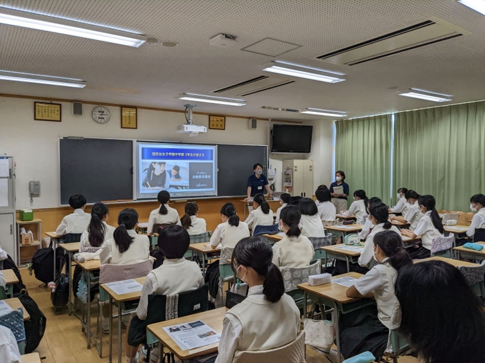 国府台女子学院　中学部3年生向けの金融教育出張授業の様子