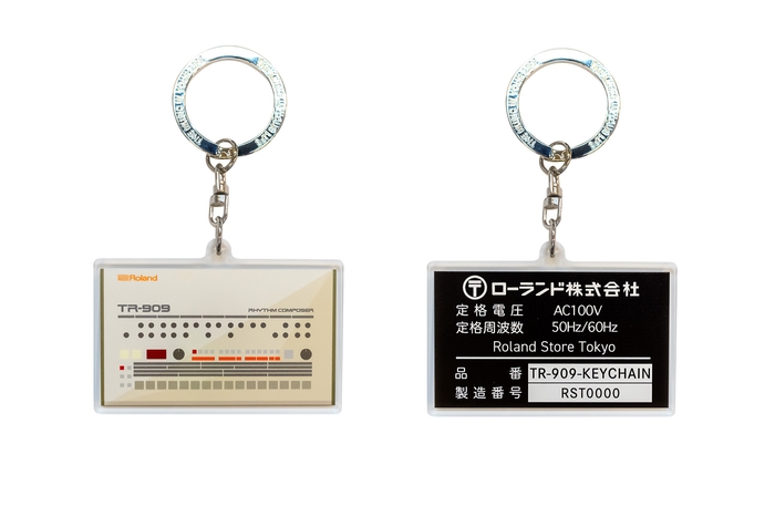 オリジナルの「TR-909」デザイン・キーホルダー 表/裏面(イメージ)