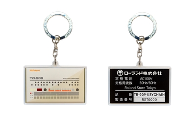 オリジナルの「TR-909」デザイン・キーホルダー 表/裏面(イメージ)
