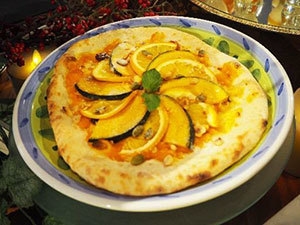 店内の窯で焼き上げるデザートピッツァもご提供!