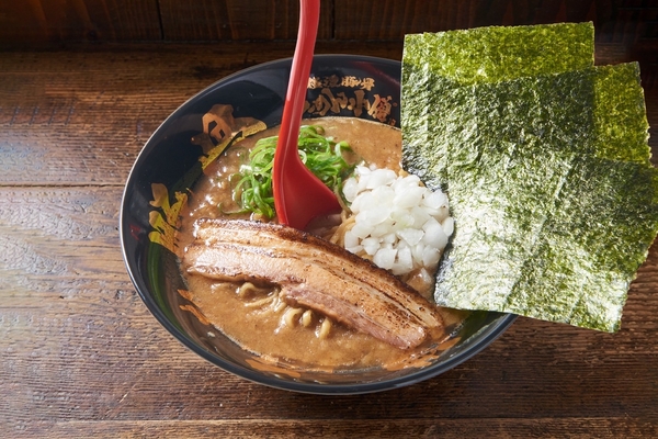 「極濃豚骨 らーめん小僧」の「禁断らーめん」