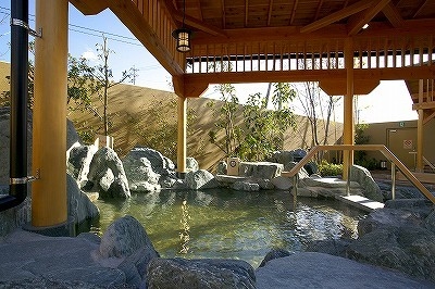 津店 天然温泉かけ流しの露天岩風呂