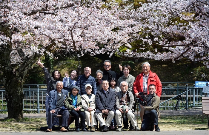 桜が満開になった長崎の爆心地公園で、被爆者と2世・3世のみんなでお花見