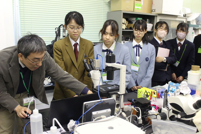 マイクロ・ナノ研究室を訪問した中学・高校生たち