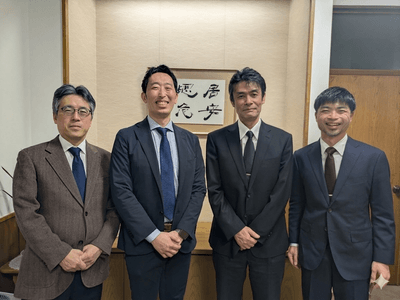 (写真左より、中矢教頭先生、エデュテクノロジー 阪上、森校長先生、本プロジェクト担当の濱田先生)