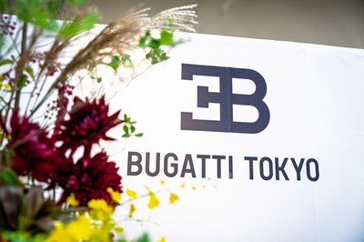 会場に掲げられたBUGATTI TOKYOのロゴ