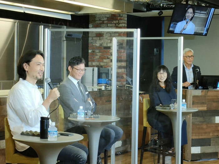 【パネルディスカッション】左から生江史伸氏(「レフェルヴェソンス」エグゼクティブシェフ)、米田肇氏(「HAJIME」オーナーシェフ)、君島氏、辻󠄀芳樹氏(辻󠄀調理師専門学校校長・第2回学術大会長)