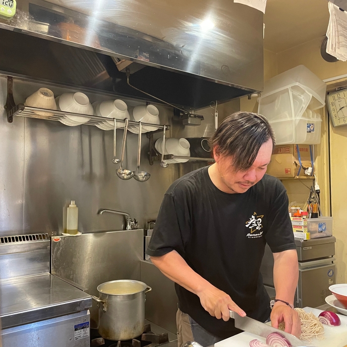 注文後カットする赤玉ねぎ