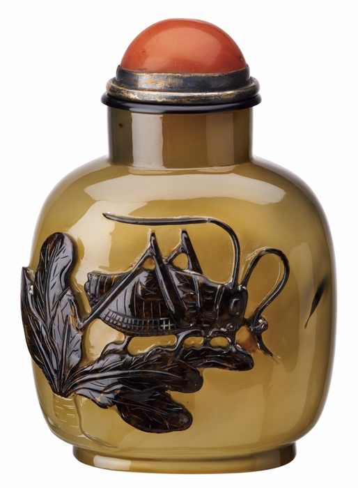 Photo.12 影瑪瑙製大根と蝗模様鼻煙壺 中国 20世紀