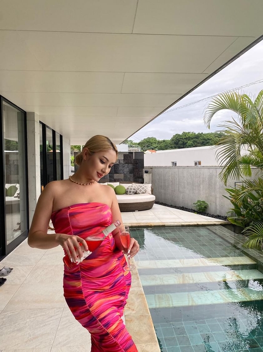 プールサイドにて色鮮やかなハナハナベニで乾杯