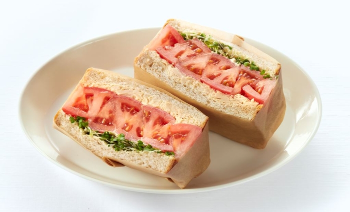 旬のトマトをまるまる1個使用した トマトとツナのサラダサンド