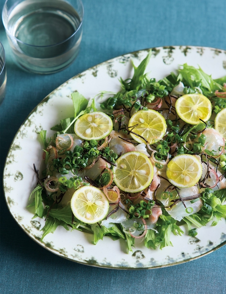 刺し身でひとくふう。残った葉野菜と塩昆布、オイルで「鯛の適当カルパッチョ」。スパークリングワインにも合うヒット作