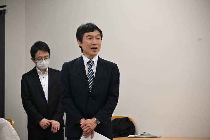 冒頭であいさつする勝浦教授