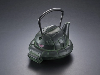 ガンダムに登場するザクの頭部をモチーフにした鉄瓶が GREENカラーにバージョンアップして再登場！　 ～見せてもらおうか、 南部鉄器鉄瓶ZAKU(GREEN)の性能とやらを～　 プレミアムバンダイで予約受付開始