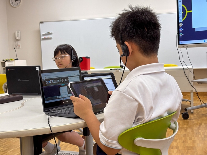 メタバースでの英会話レッスンに参加する児童