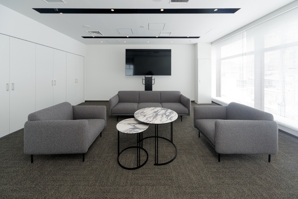 ラウンジとしての活用　ソファ：BO COMCEPT BERNE