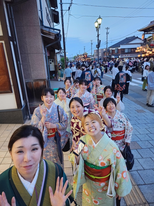 着物姿で練り歩く女子学生たち