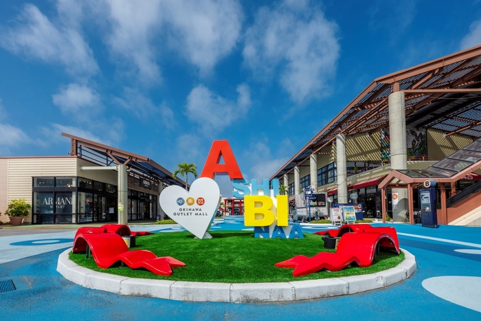 瀬長島ホテルから車で約7分の沖縄アウトレットモールあしびなー