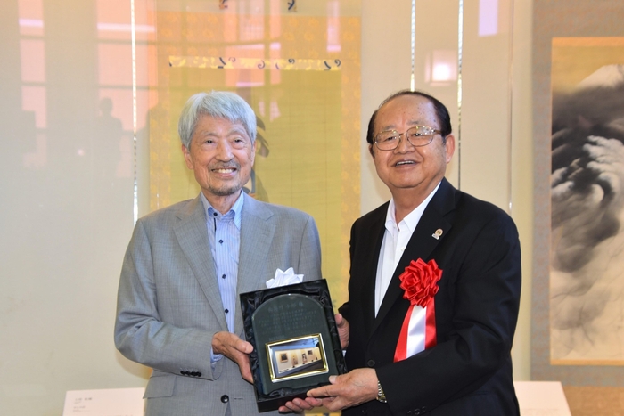 クリスタルの盾を贈った立花理事長