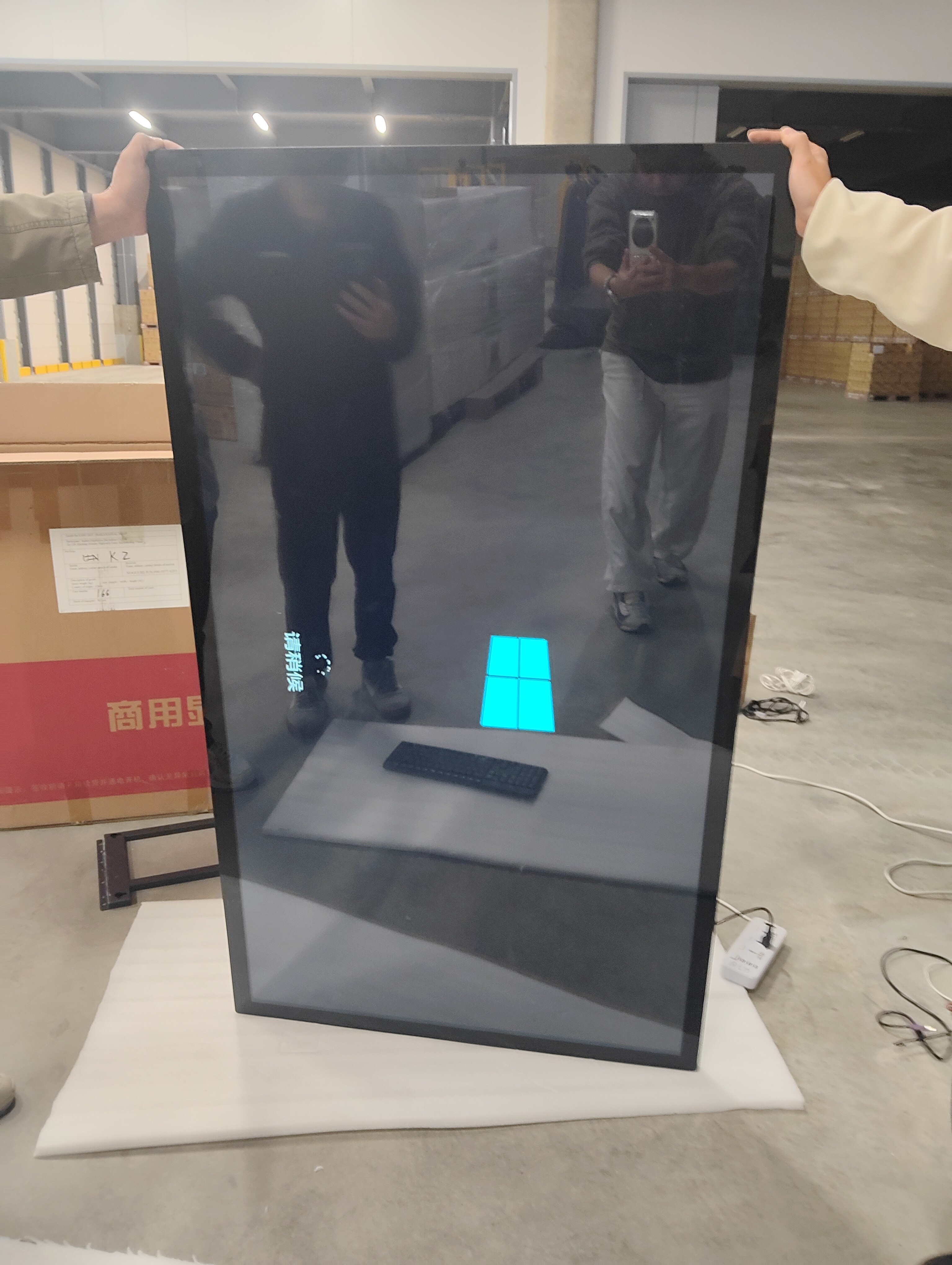 寄贈品(65インチPC内臓タッチモニター)