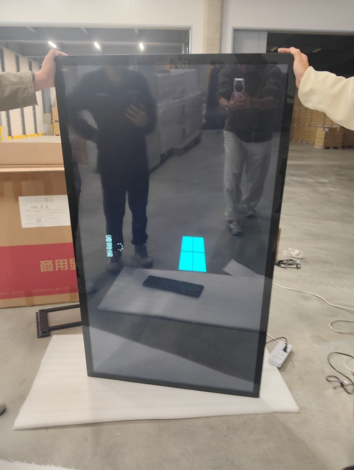 寄贈品（６５インチＰＣ内臓タッチモニター）