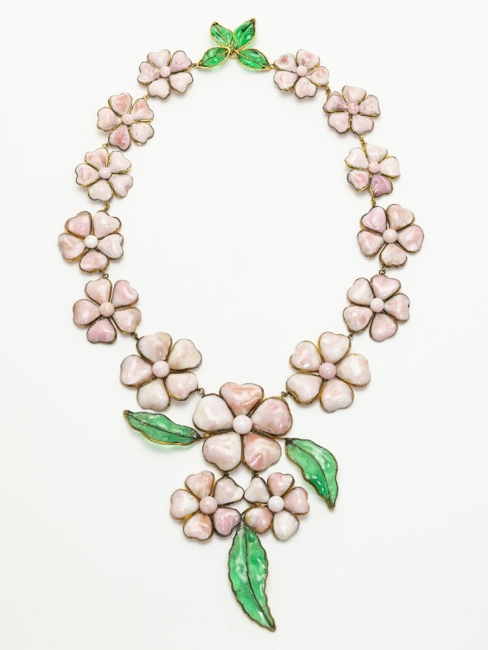 シャネル《ネックレス 「花」 モチーフ》 制作:メゾン・グリポワ、1938年、パート・ド・ヴェール・エナメル ガラス、メタル、個人蔵