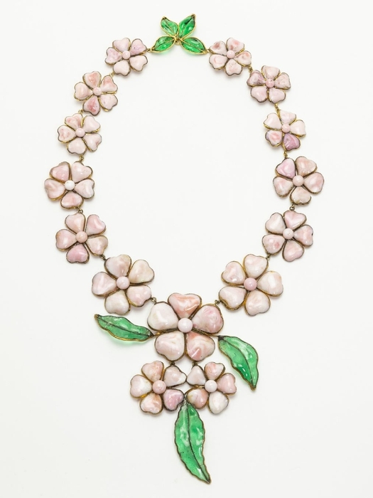 シャネル《ネックレス 「花」 モチーフ》 制作:メゾン・グリポワ、1938年、パート・ド・ヴェール・エナメル ガラス、メタル、個人蔵