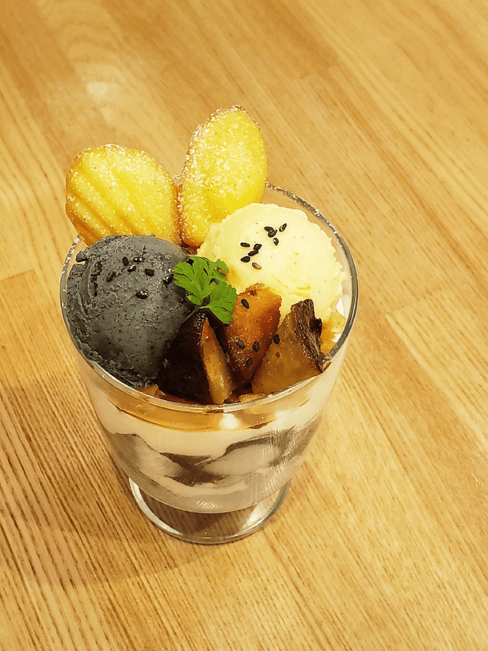 黒ごまみるくパフェ2