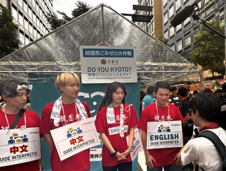 【京都外大】学生が祇園祭 前祭宵山で通訳案内ボランティアとして活躍