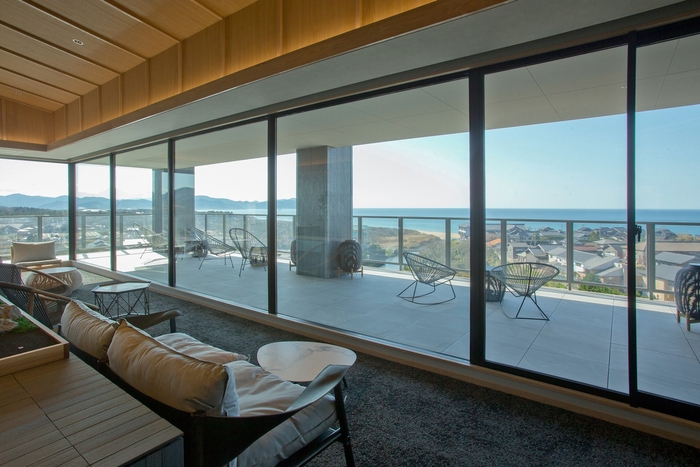 【ラウンジテラス碧－AO－】窓一面に広がる海景